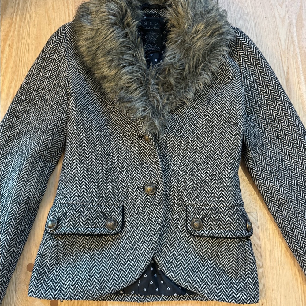 Zara Gray Herringbone Blazer with Faux Fur Collar. Very trend and elegant.